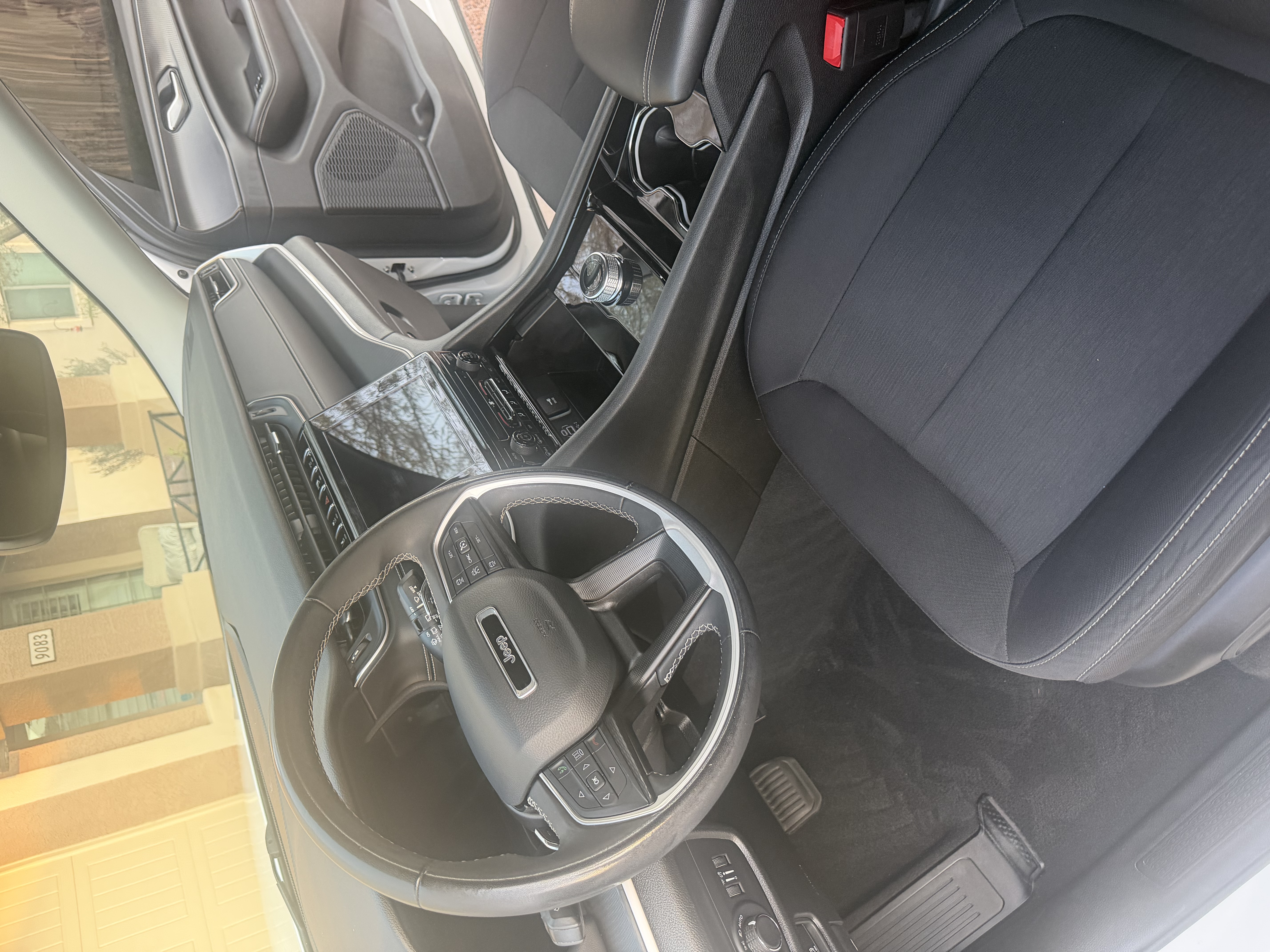 Used 2023 Jeep Grand Cherokee Laredo RWD image 9