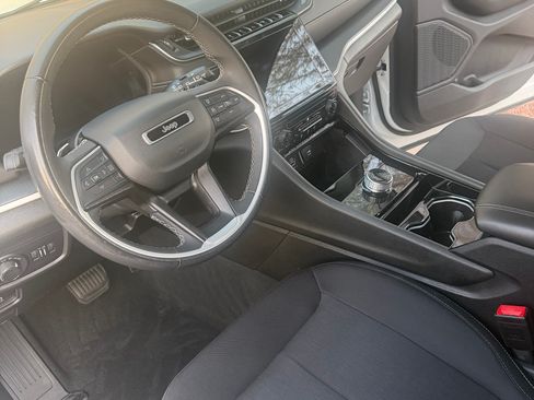 Used 2023 Jeep Grand Cherokee Laredo RWD image 9