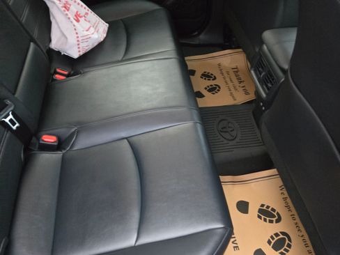 Used 2021 Toyota RAV4 XLE Premium image 5