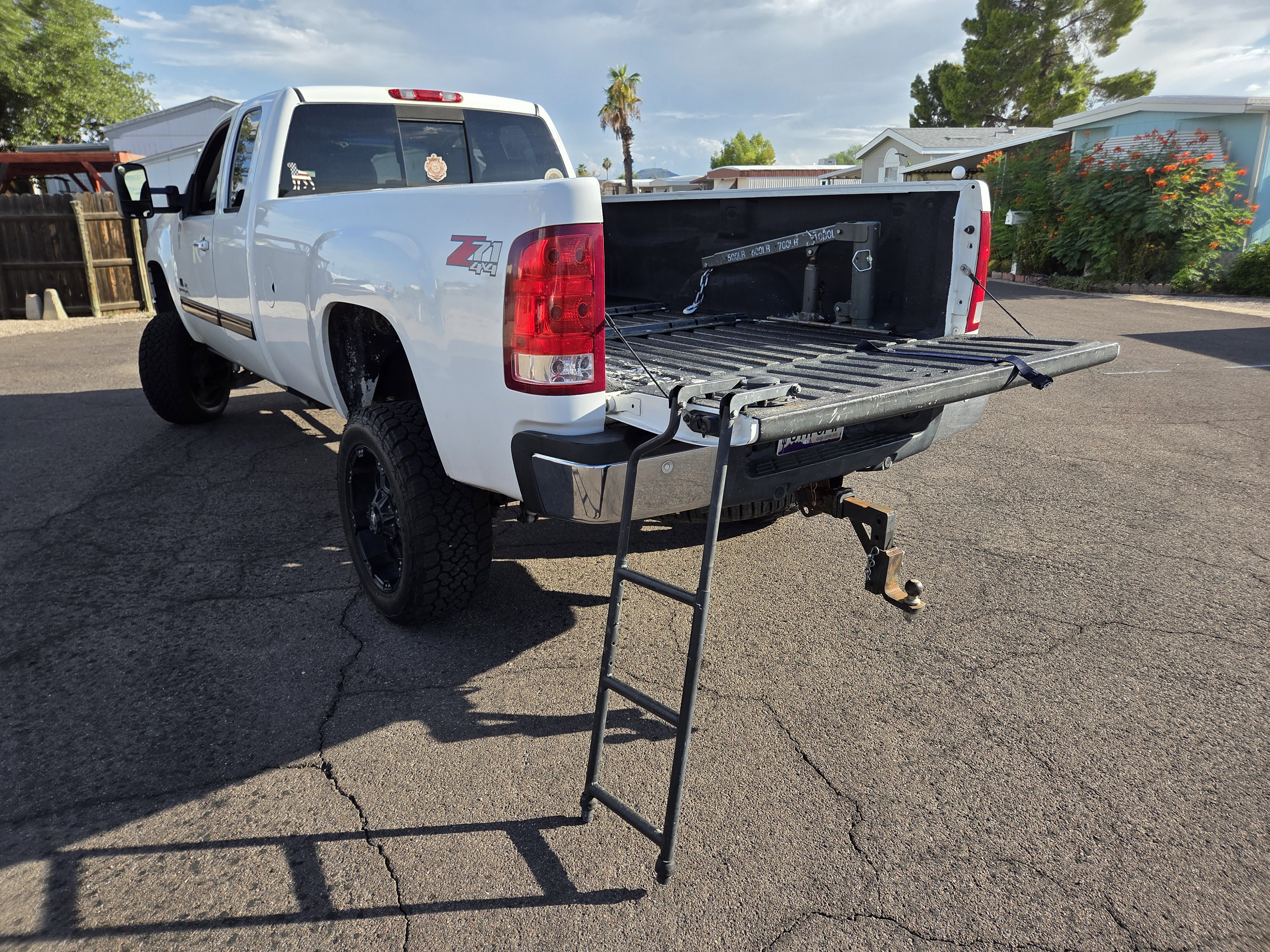 Used 2008 GMC Sierra 2500 SLT w/ Z71 Off-Road Package AWD/4WD image 10