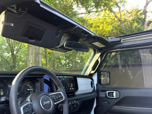 Used 2025 Jeep Wrangler Unlimited Sahara w/ Safety Group image 9