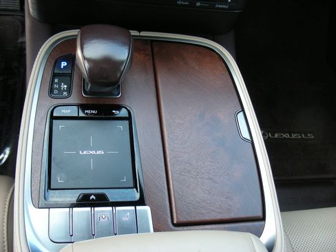 Used 2018 Lexus LS 500 500 Sedan 4D w/ Accessory Package (Z2) image 28