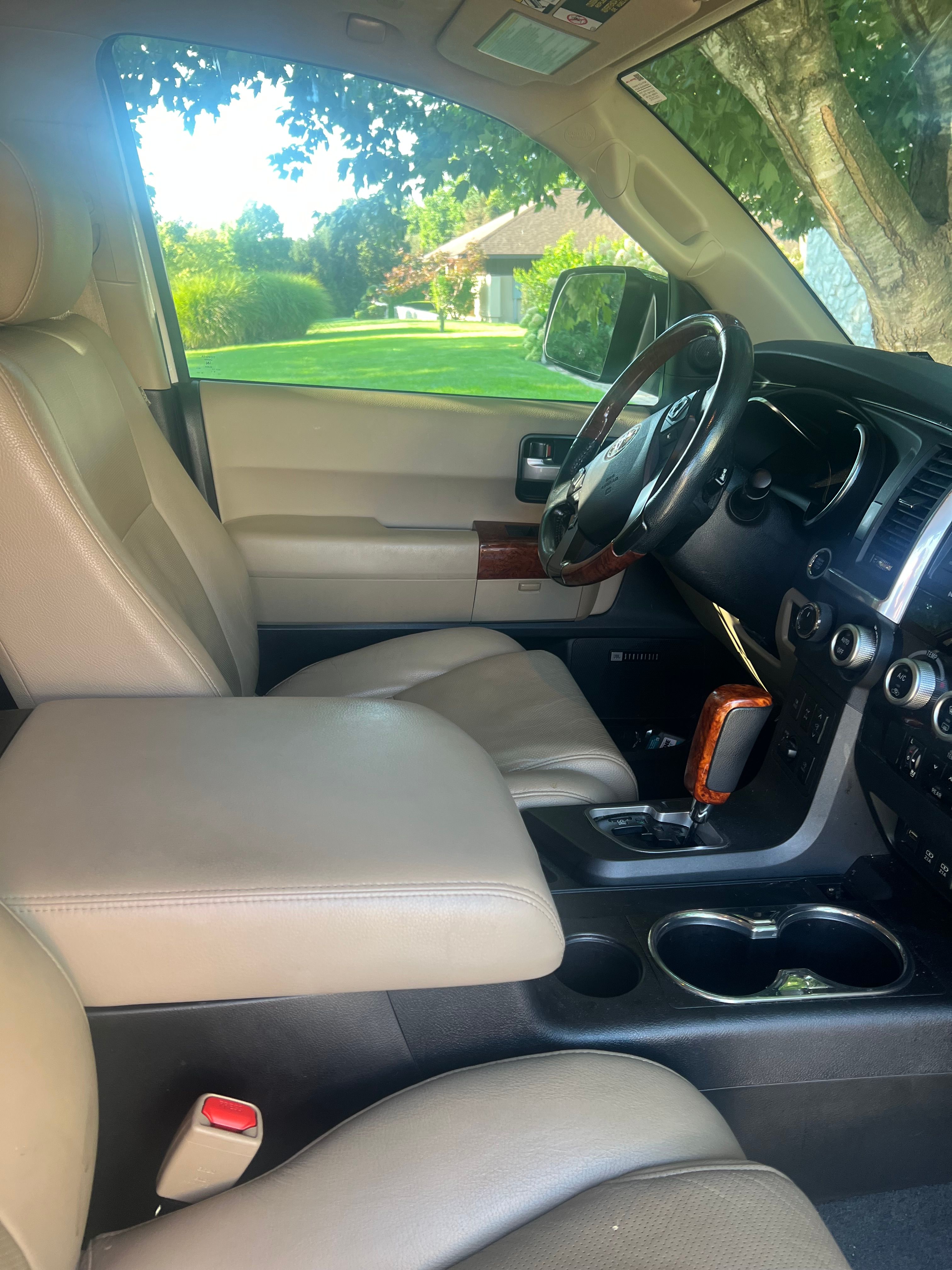 Used 2022 Toyota Sequoia Platinum AWD/4WD image 6
