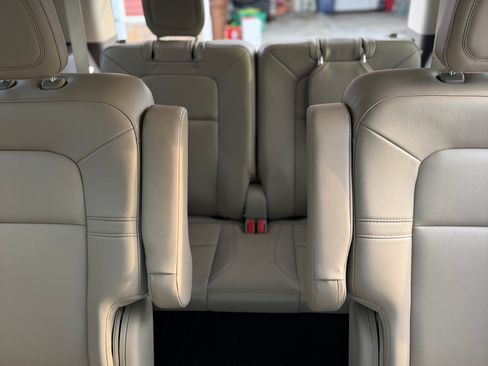 Used 2023 Lincoln Aviator AWD w/ Premium Package image 16