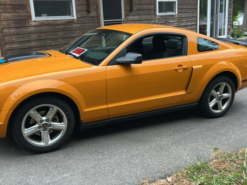Used 2008 Ford Mustang Premium RWD image 1