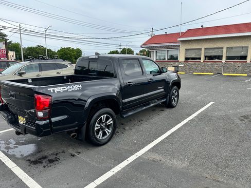 Used 2019 Toyota Tacoma TRD Sport AWD/4WD image 9