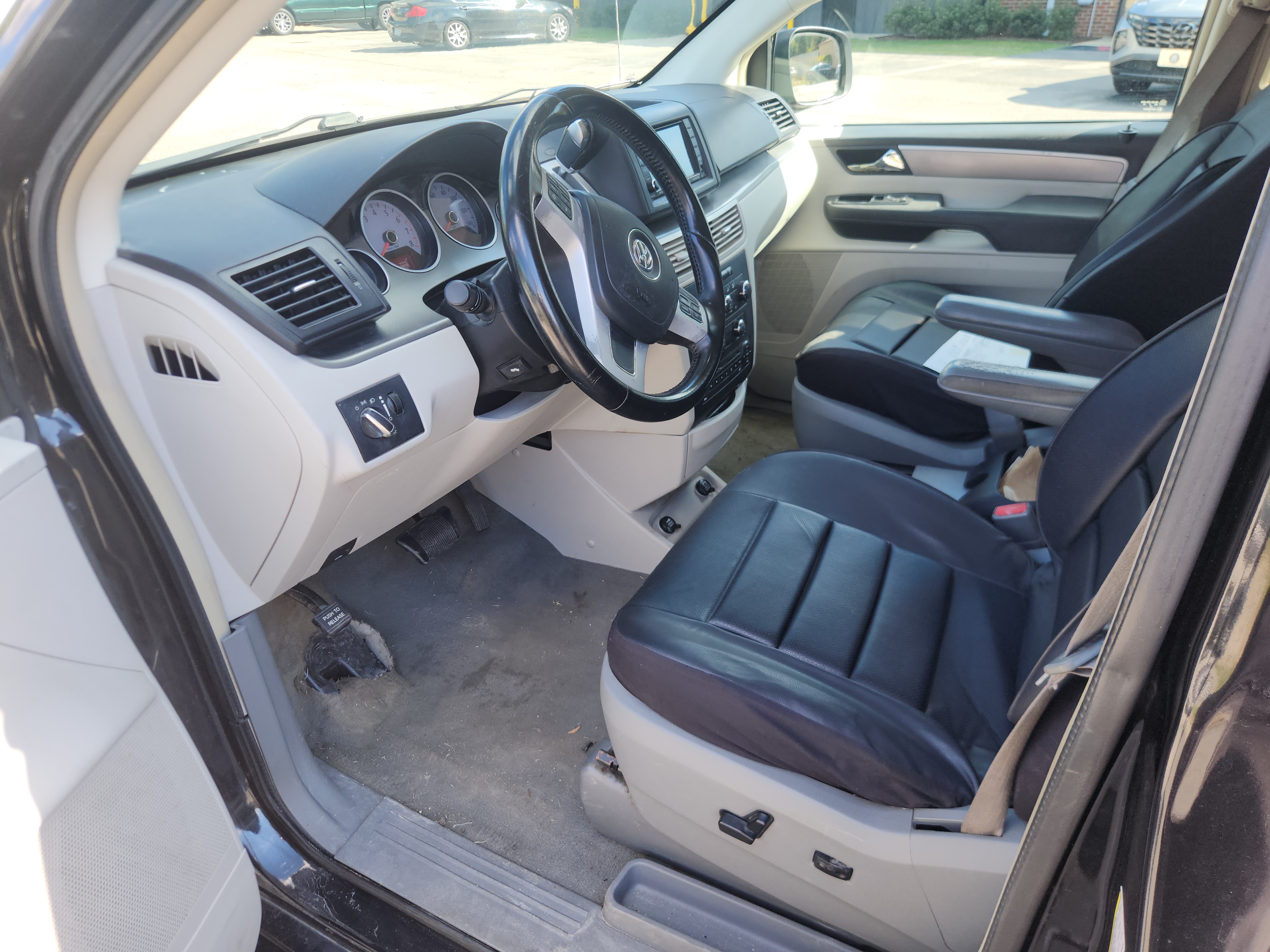 Used 2012 Volkswagen Routan SE FWD image 14