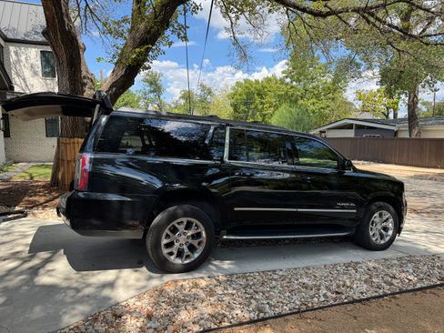 Used 2019 GMC Yukon XL SLT w/ Open Road Package RWD image 1
