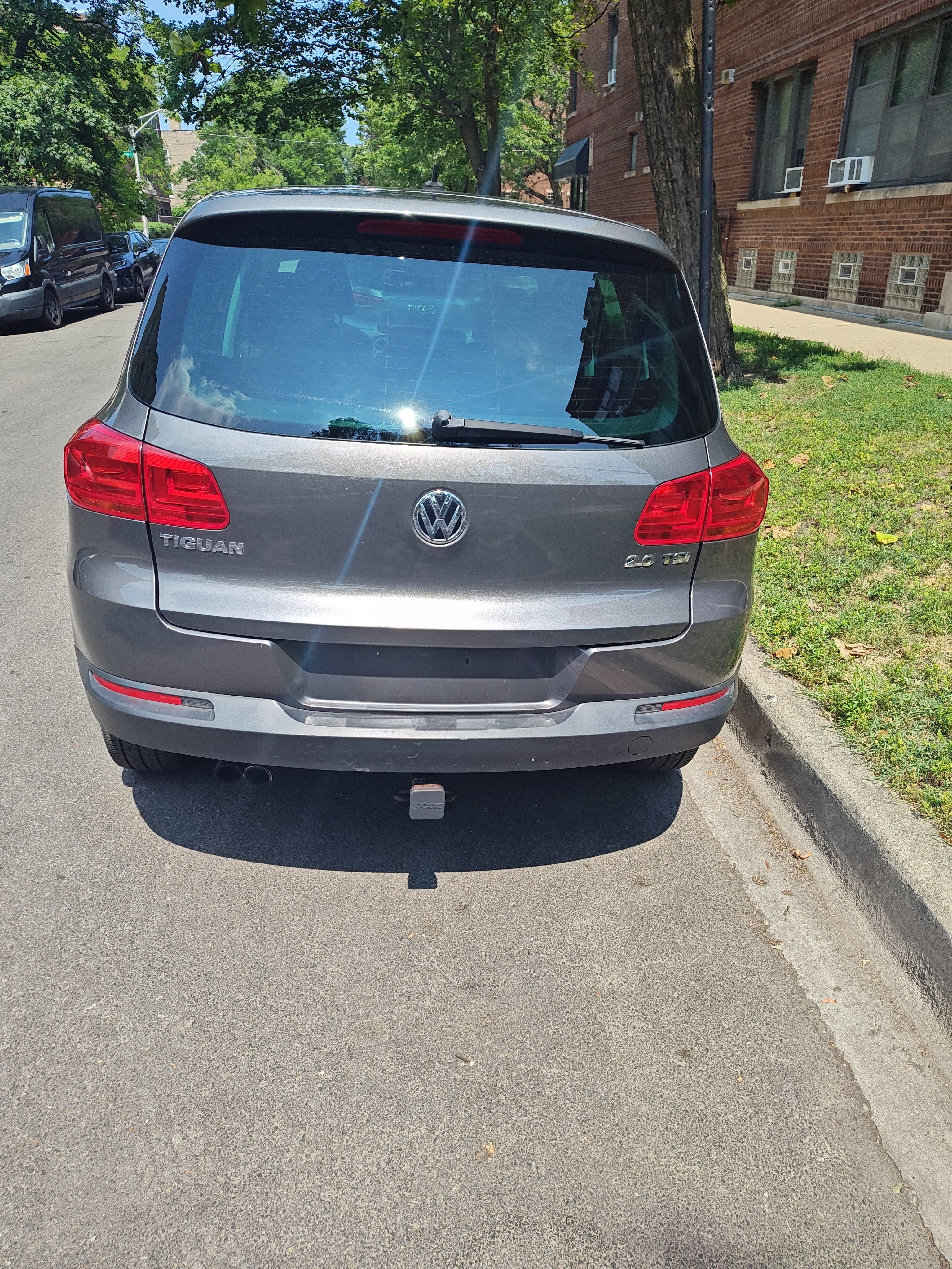 Used 2012 Volkswagen Tiguan LE FWD image 1