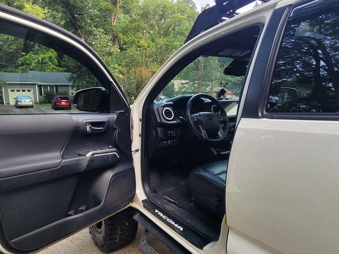 Used 2018 Toyota Tacoma TRD Sport AWD/4WD image 8