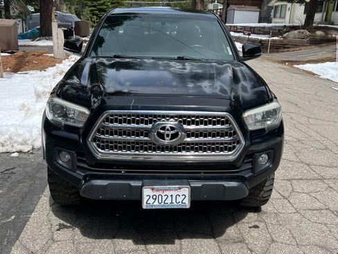 Used 2016 Toyota Tacoma TRD Off-Road w/ Exterior Package image 2