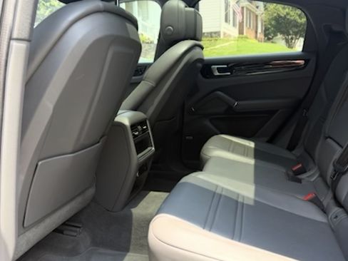 Used 2021 Porsche Cayenne Coupe AWD/4WD image 5