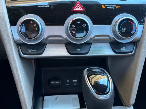 Used 2019 Hyundai Elantra SE image 12