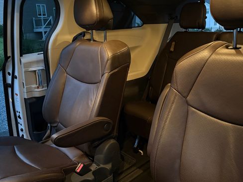 Used 2023 Toyota Sienna Platinum AWD/4WD image 9