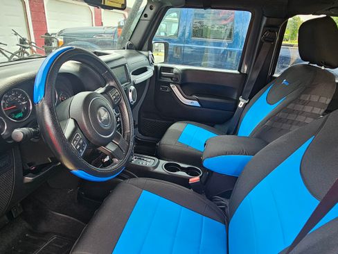 Used 2014 Jeep Wrangler Unlimited Rubicon w/ Connectivity Group AWD/4WD image 14