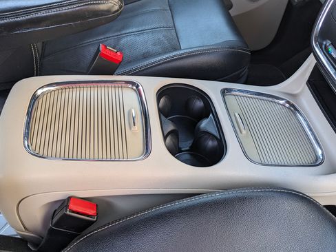 Used 2019 Dodge Grand Caravan SXT image 16