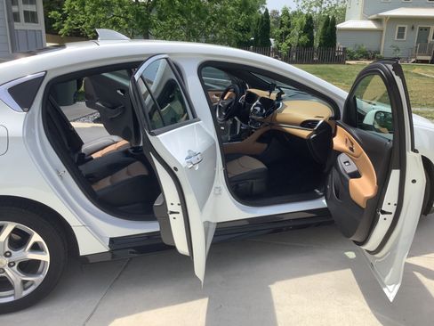 Used 2017 Chevrolet Volt Premier w/ Driver Confidence Package FWD image 10
