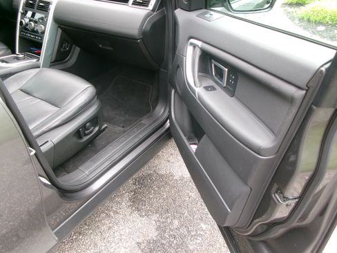 Used 2018 Land Rover Discovery Sport HSE AWD/4WD image 15