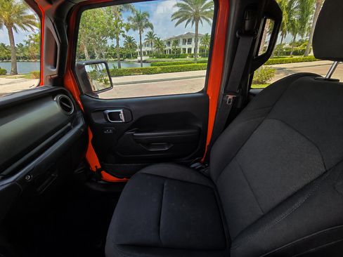 Used 2023 Jeep Gladiator Sport AWD/4WD image 16