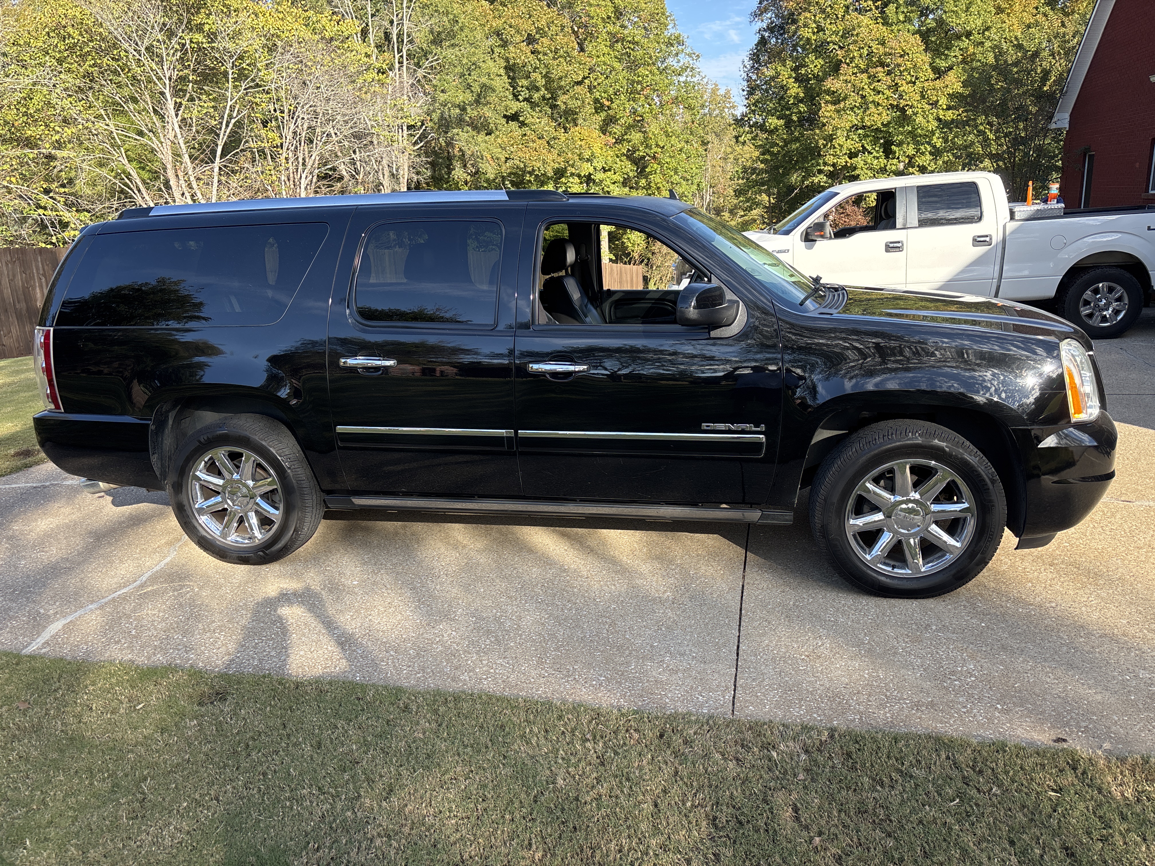 Used 2013 GMC Yukon XL Denali AWD/4WD image 2