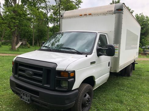 Used 2016 Ford E-350 and Econoline 350 Super Duty RWD image 2