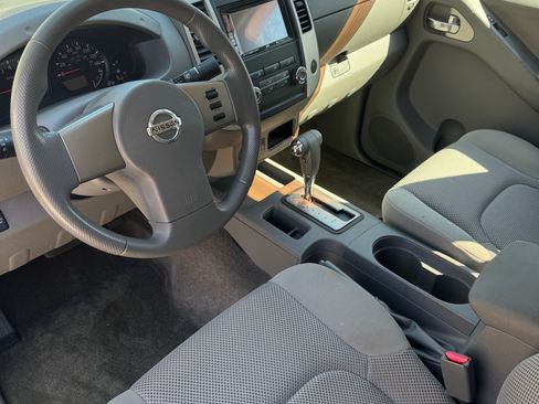 Used 2010 Nissan Frontier SE image 9