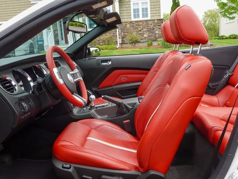 Used 2011 Ford Mustang GT RWD image 6
