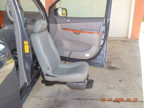 Used 2009 Toyota Sienna XLE Limited image 15