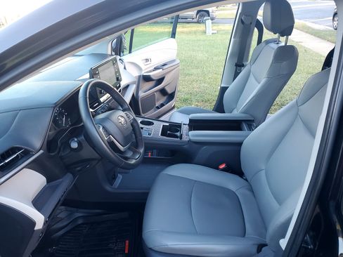 Used 2021 Toyota Sienna XLE image 5