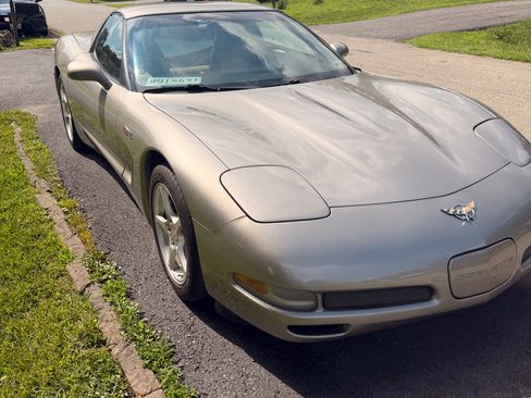 Used 1999 Chevrolet Corvette Coupe w/ Memory Pkg RWD image 13
