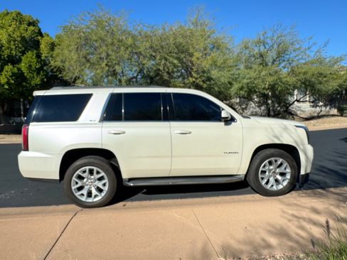 Used 2015 GMC Yukon SLT image 1