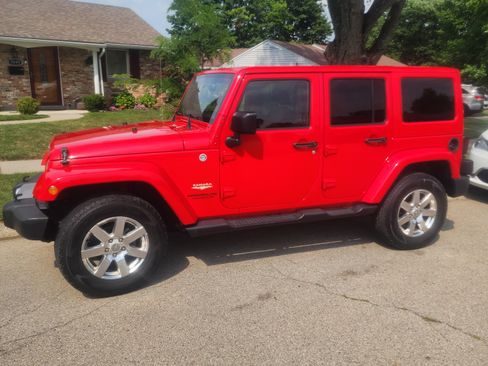 Used 2015 Jeep Wrangler Unlimited Sahara w/ Connectivity Group AWD/4WD image 12