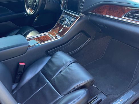 Used 2020 Lincoln Continental Reserve w/ Rear Seat Amenities Package image 9