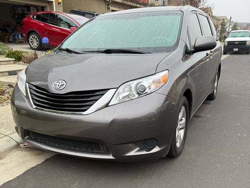 Used 2013 Toyota Sienna LE image 8
