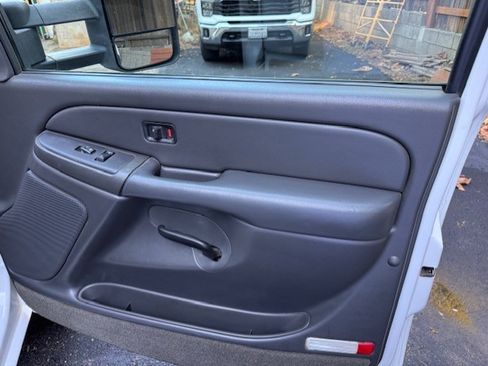 Used 2005 Chevrolet Silverado 2500 LS w/ Heavy-Duty Power Package image 11