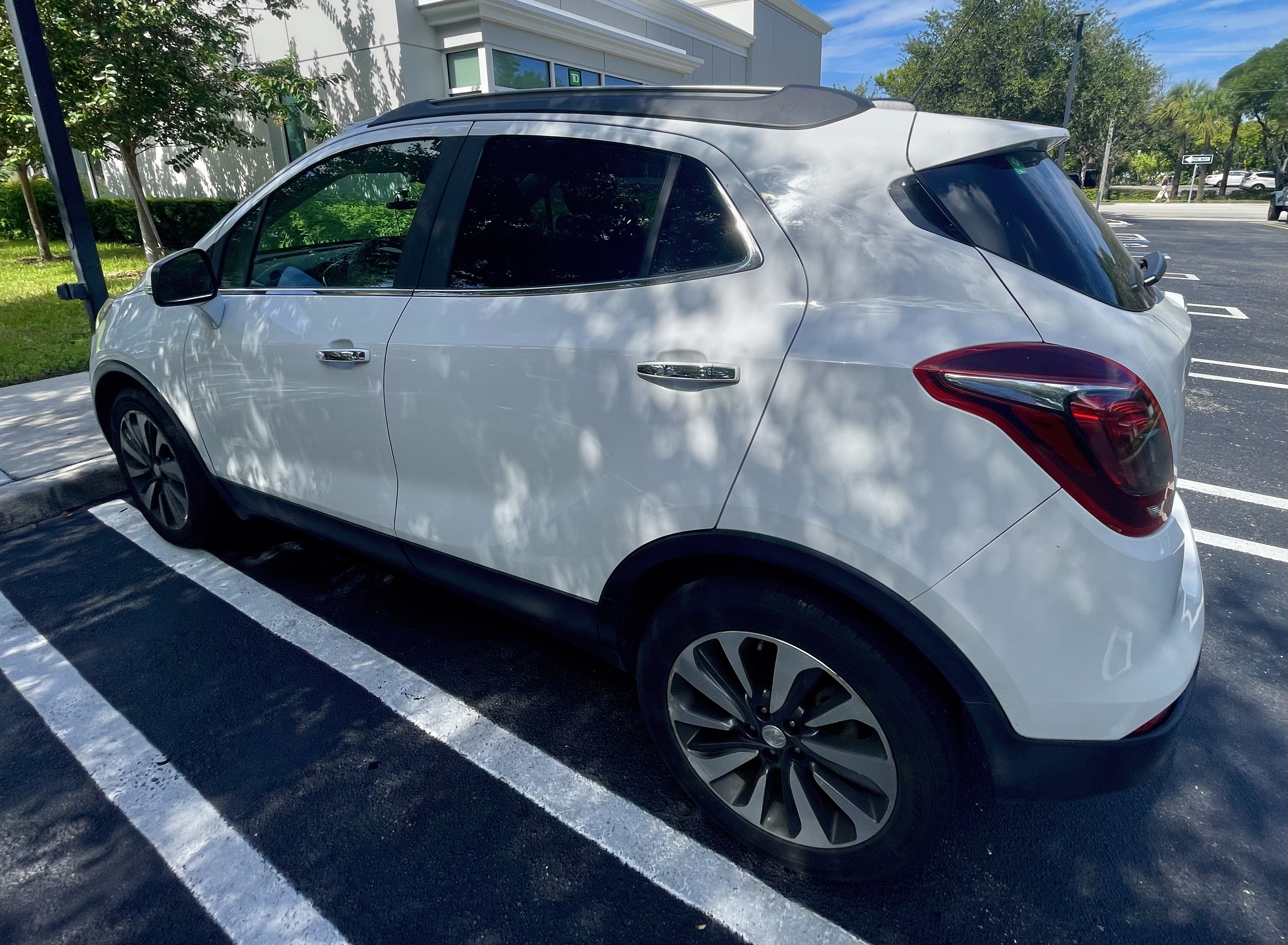Used 2018 Buick Encore Essence FWD image 10
