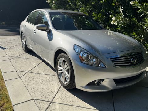 Used 2015 INFINITI Q40 w/ Navigation Package RWD image 4