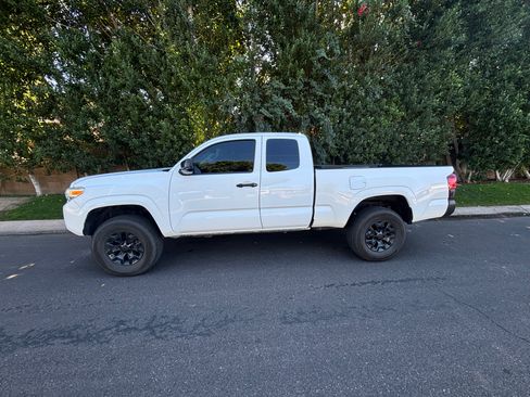 Used 2019 Toyota Tacoma SR image 1