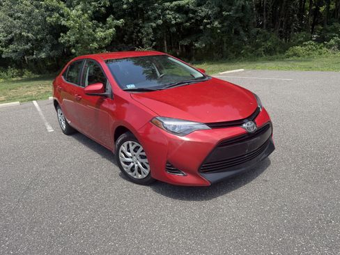 Used 2017 Toyota Corolla LE FWD image 1