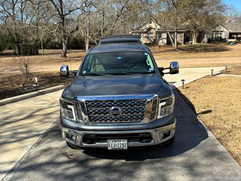 Used 2018 Nissan Titan SL w/ Chrome Package image 13