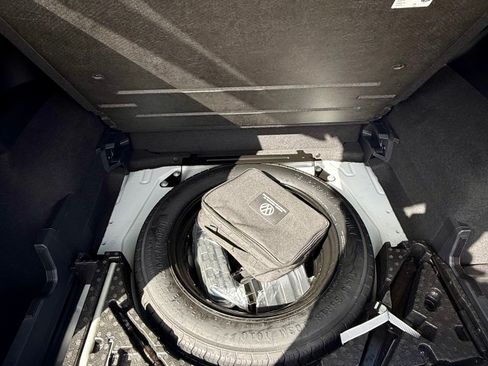 Used 2022 Volkswagen Tiguan SE R-Line image 17