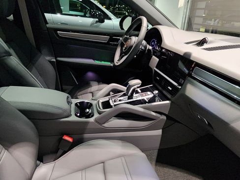 Used 2023 Porsche Cayenne Platinum Edition image 5