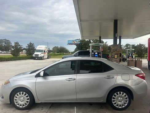 Used 2018 Toyota Corolla LE FWD image 2