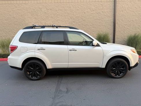 Used 2013 Subaru Forester 2.5X Premium w/ All-Weather Pkg AWD/4WD image 10