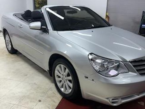 Used 2010 Chrysler Sebring Touring image 11