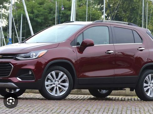 Used 2017 Chevrolet Trax LT w/ LT Convenience Package image 1