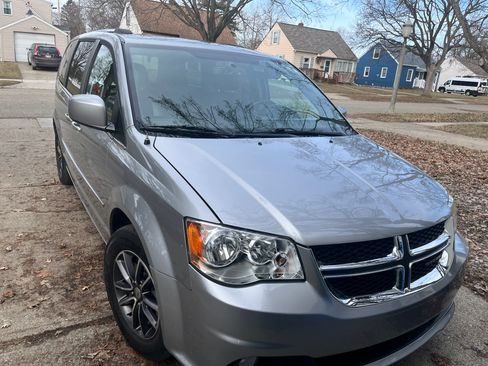 Used 2016 Dodge Grand Caravan SXT image 7
