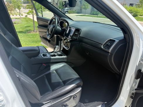 Used 2020 Jeep Grand Cherokee Limited AWD/4WD image 12