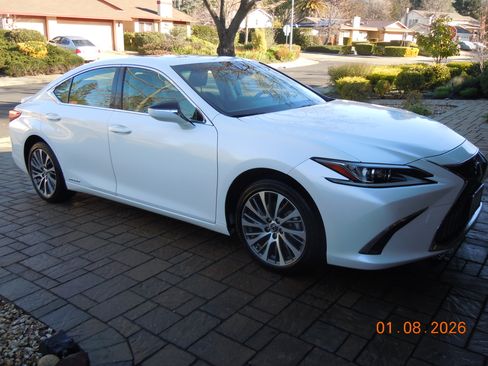 Used 2019 Lexus ES 300h Ultra Luxury image 2
