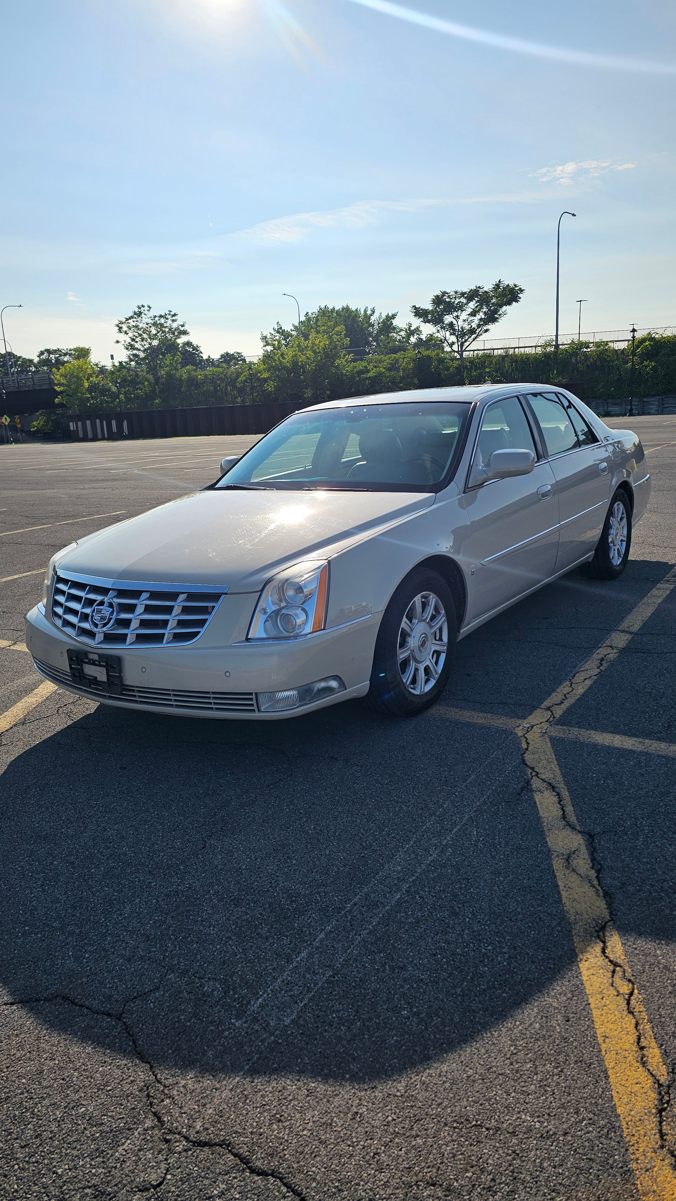Used 2010 Cadillac DTS Luxury FWD image 1